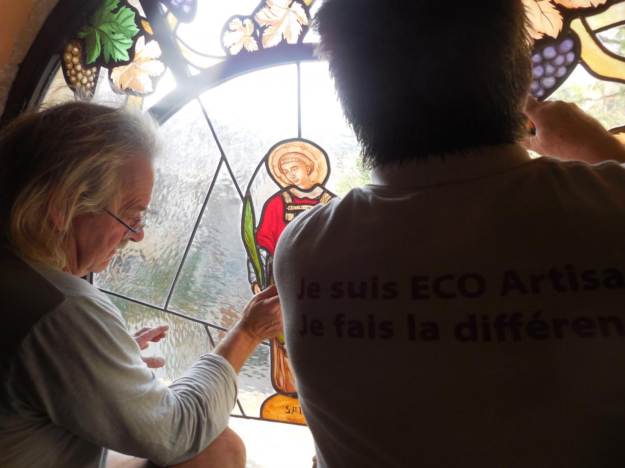 Travail artisanal sur un vitrail floral à Cornillon