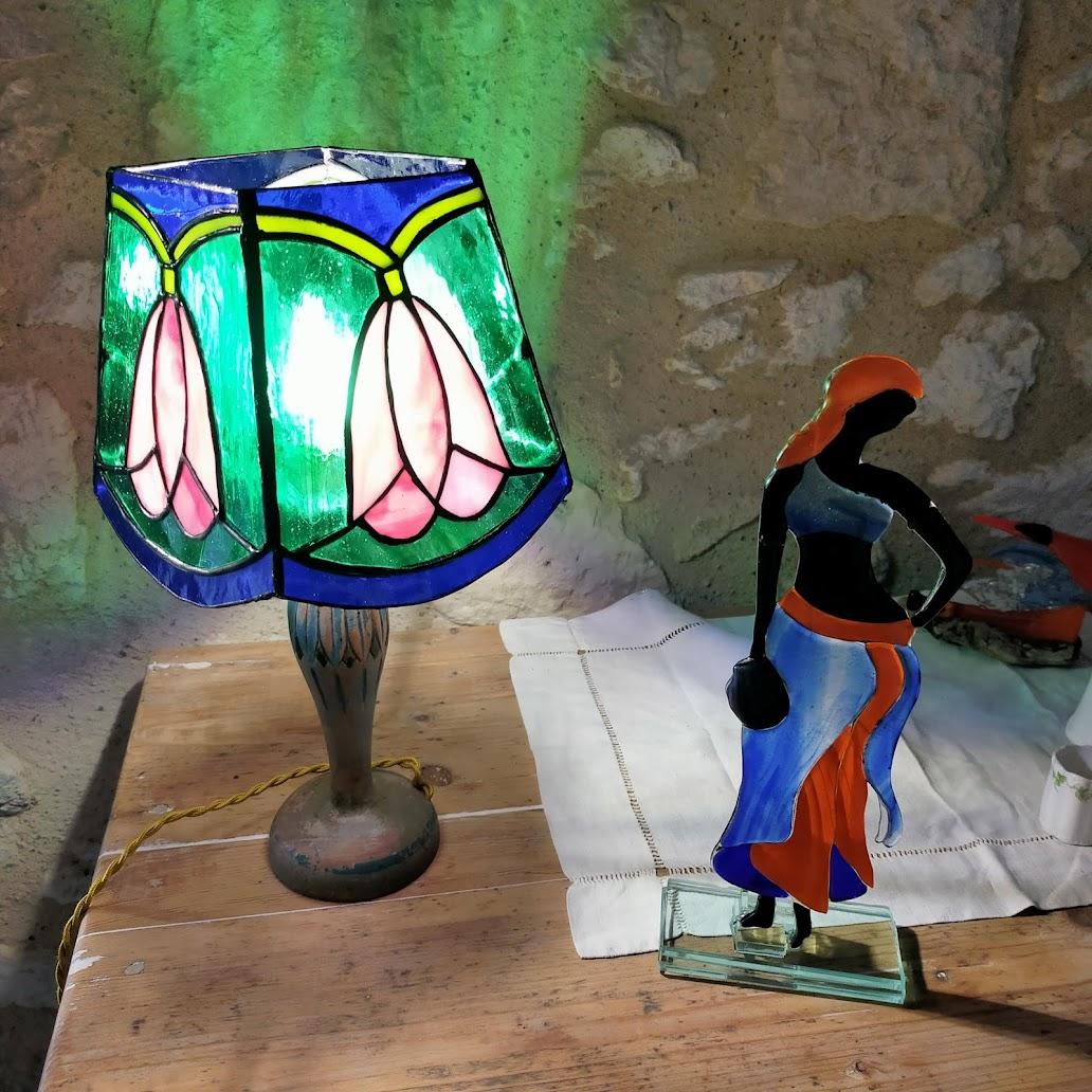 Lampe Tiffany présentée par l’atelier