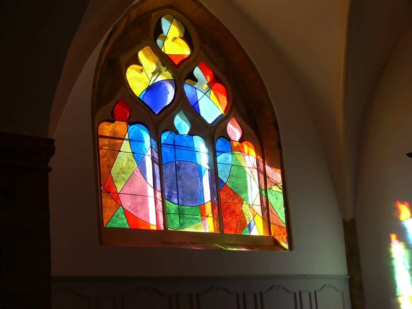 Vitrail aux couleurs vives réalisé pour l’église de Vaivre-et-Montoille